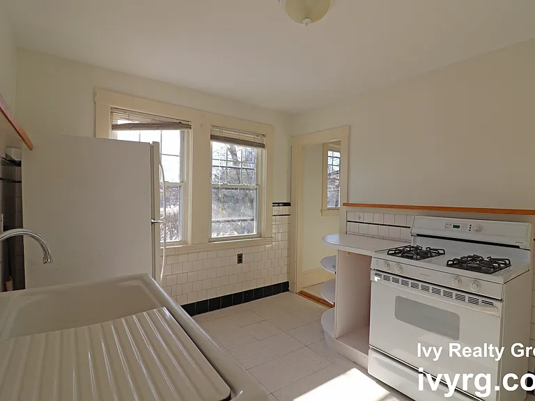 52-54 Maplewood St #52 — Photo 16