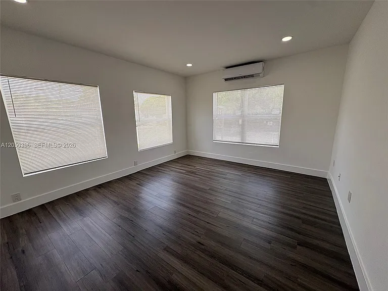 3237 SW 4th St #5 — Photo 3