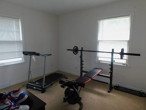 5th image of 605 Hillcrest Dr
