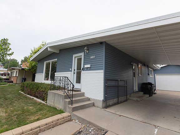 3rd image of 605 Skyline Dr NE