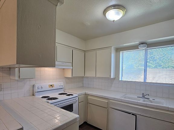 2nd image of 1414 W Clinton Ave APT 105