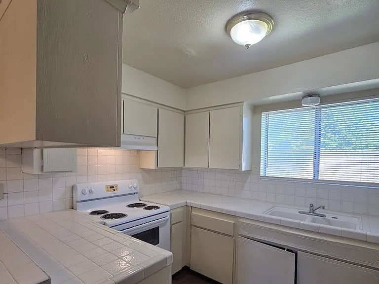 1414 W Clinton Ave #105 — Photo 2