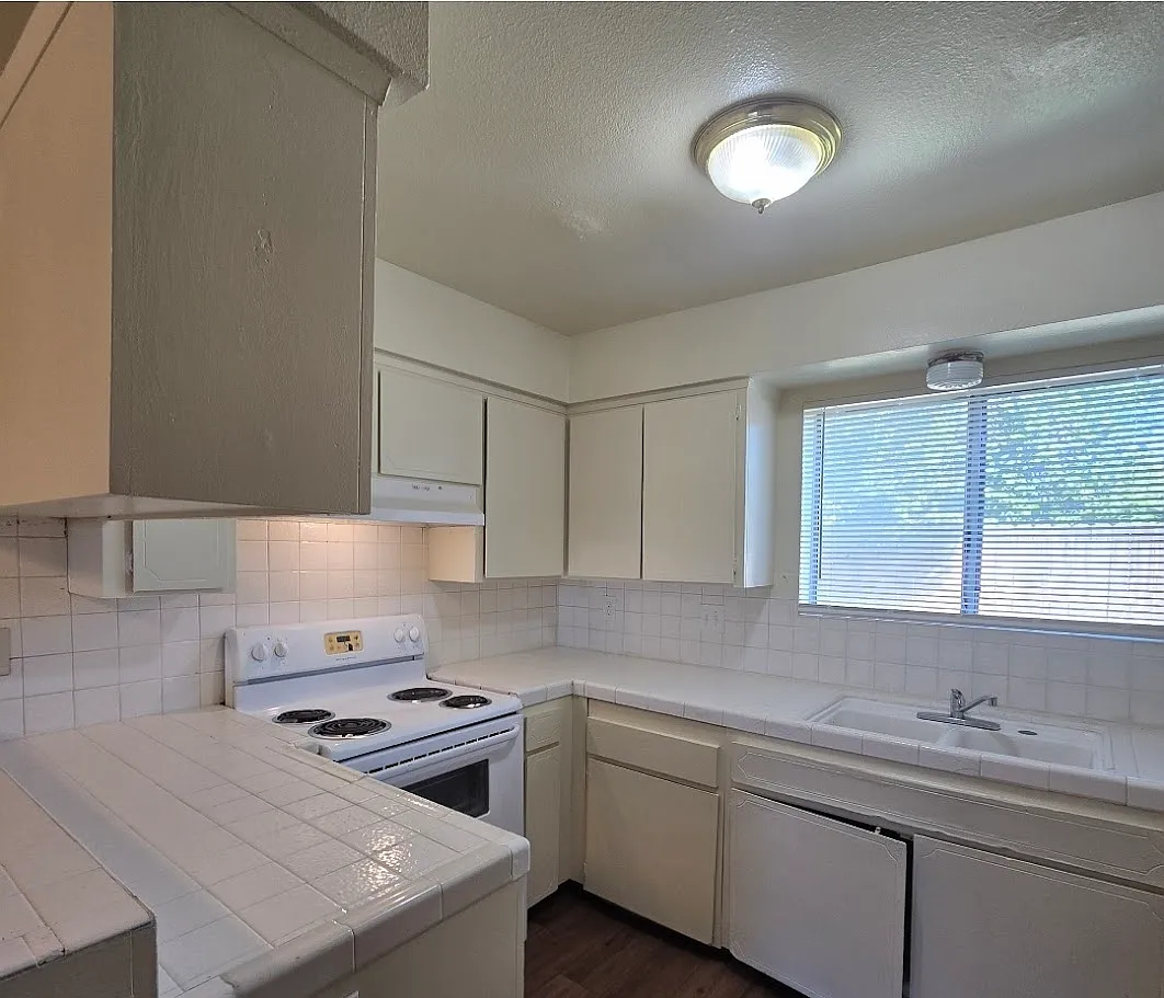 Building Photo - 1414 W Clinton Ave #105