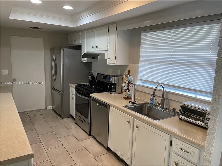 1241 Manor Dr — Photo 8
