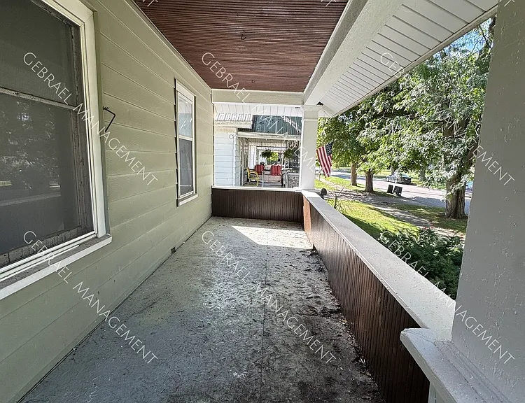 1922 Benjamin St — Photo 15