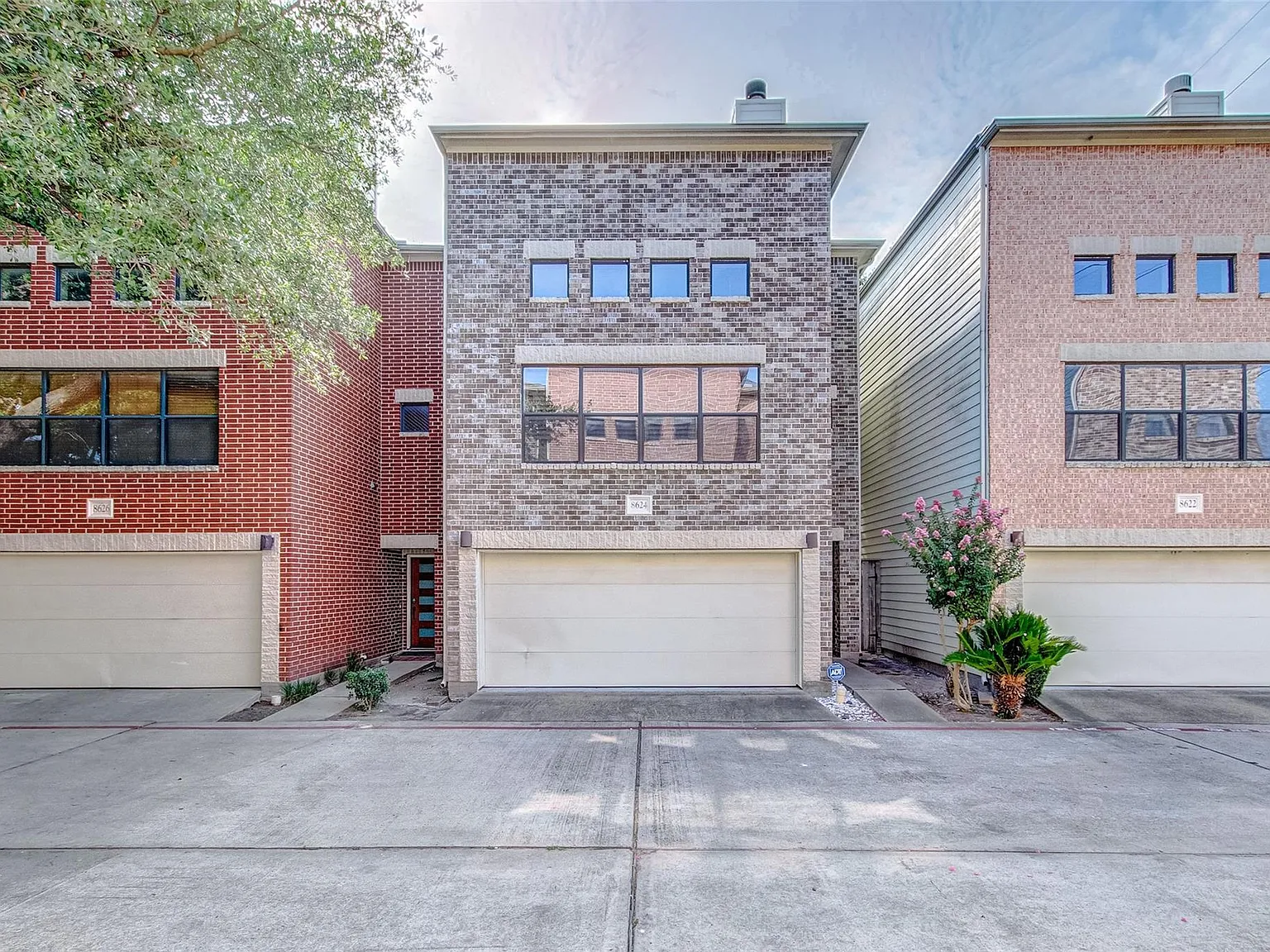 3 bed, 2.5 bath, 2040 sqft, $2,600 — Photo 1