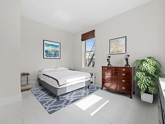 5th image of 29 E 72nd St #9C