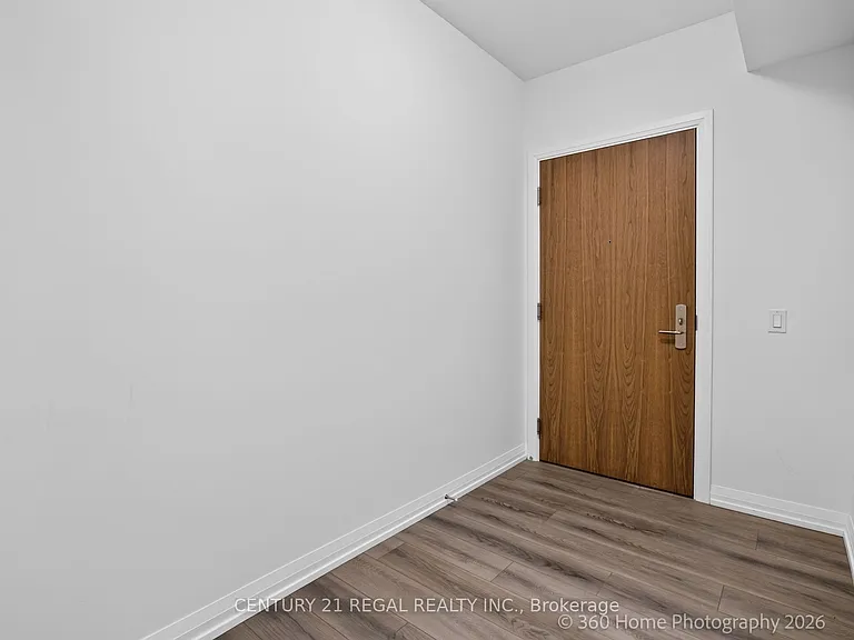 27 Korda Gate #912 — Photo 2