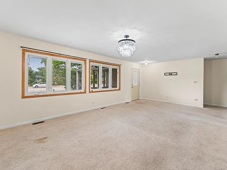 109 Landmeier Rd — Photo 5
