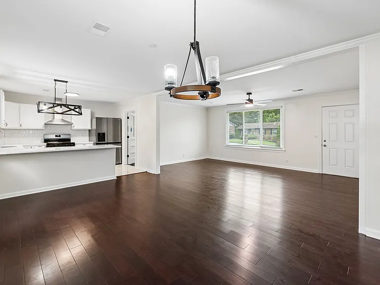 124 Denise Dr — Photo 2