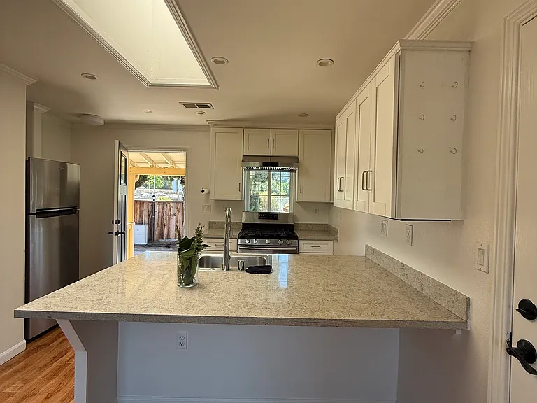 1761 Parkmoor Ave — Photo 8
