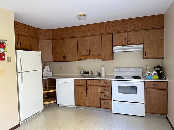 4th image of 915 Southgate Dr