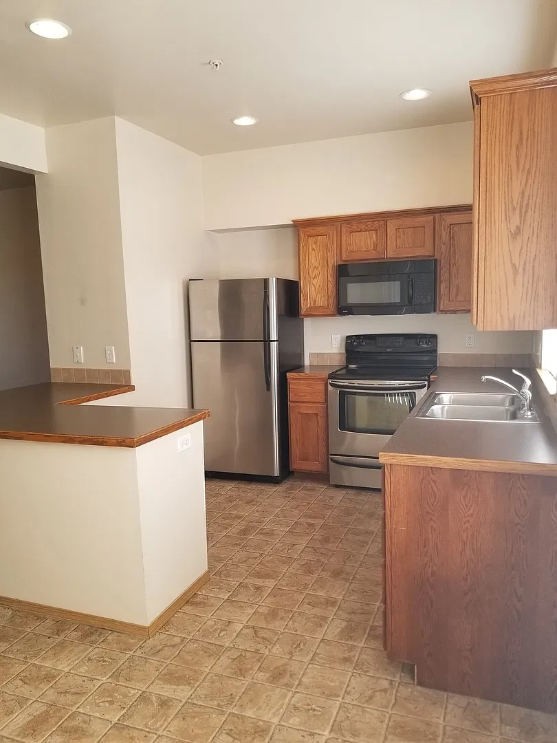 916 N Bluffwood Lane — Photo 2