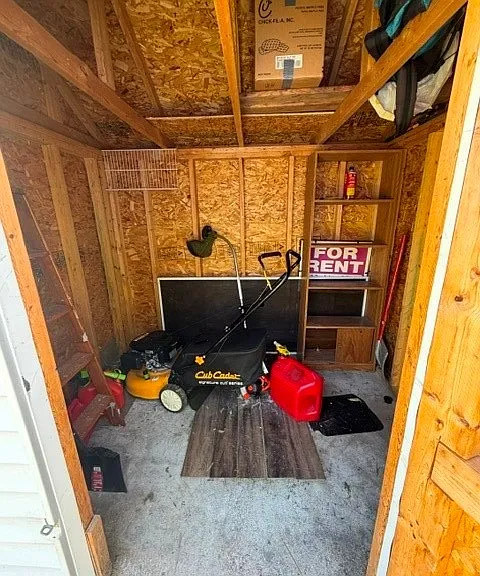 220 E Market St — Photo 22