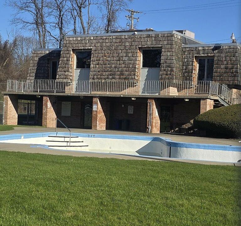 1st image of 824 Forest Green Dr