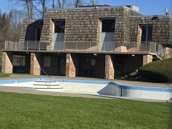 824 Forest Green Dr, Coraopolis, PA 15108