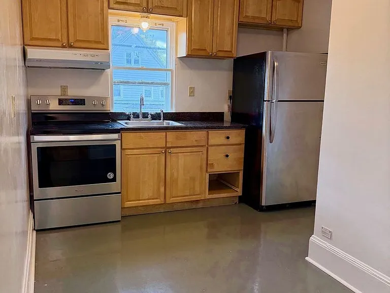 302 Hasbrouck Ave — Photo 5