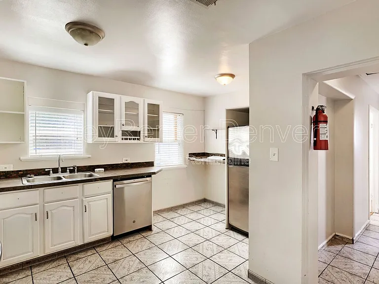 1540 N Zenobia St — Photo 7