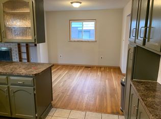 355 Shore Dr, Lincoln Park, MI 48146