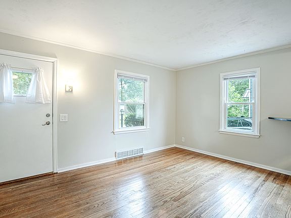 5th image of 3438 Hargrove St