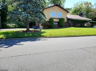 1 Pine Grove Ave, Somerset, NJ 08873
