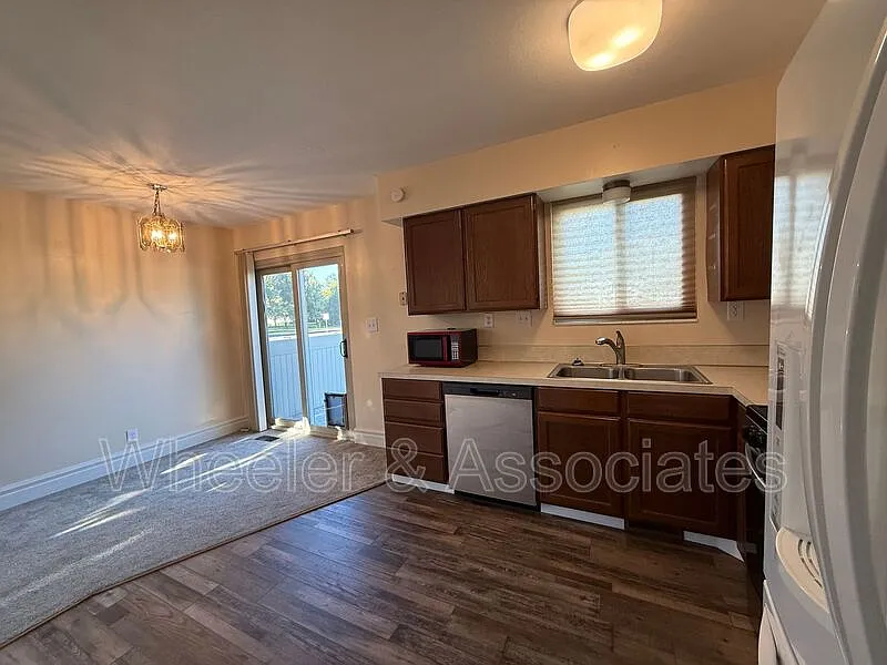 3 bed, 1.0 bath, 1800 sqft, $1,925 — Photo 4