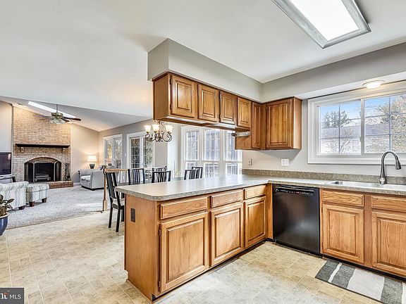 3rd image of 10805 Monticello Dr