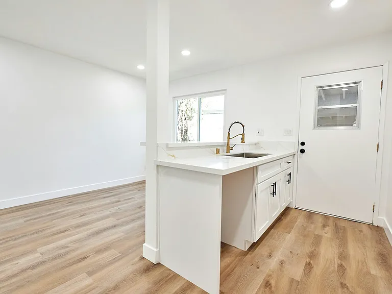 232 W 3rd St — Photo 2