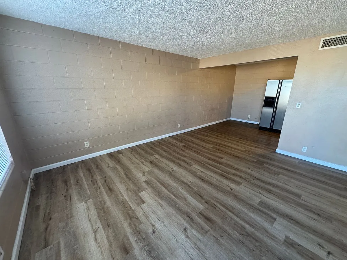 Building Photo - 615 S Royal Crest Cir #11