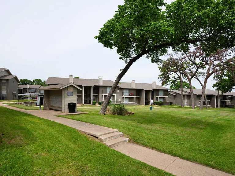 Scenic Courtyard at Oak Park Apartments