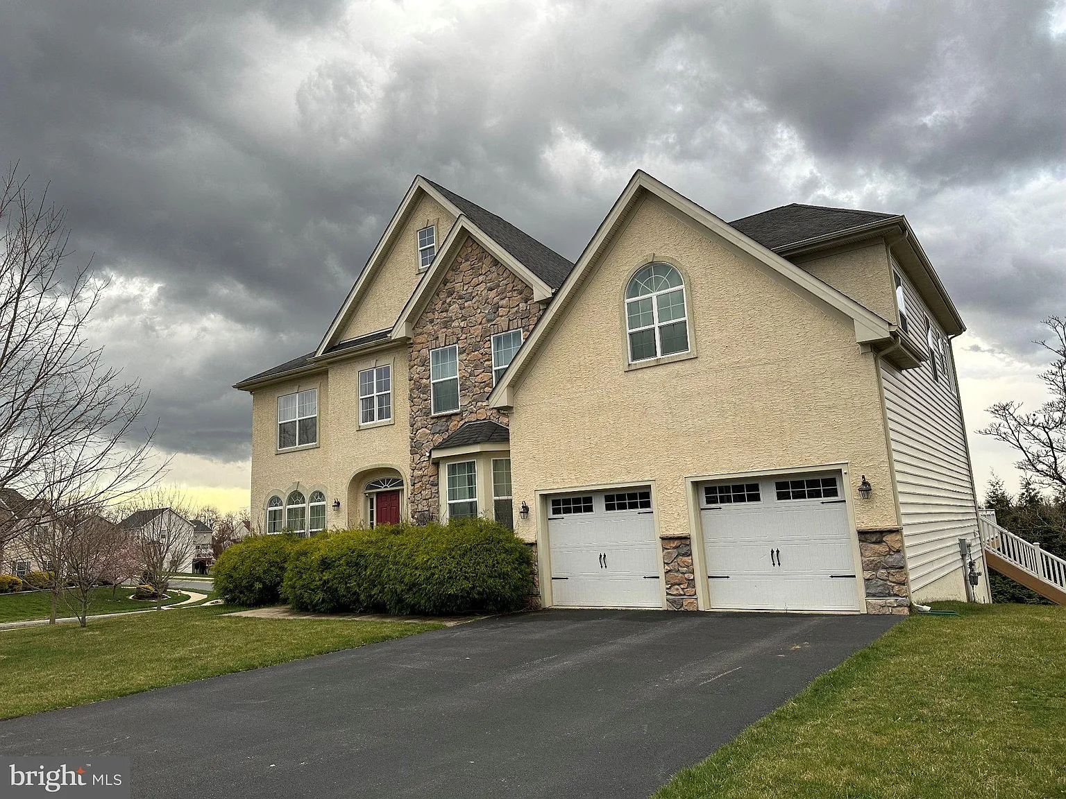 4 bed, 3.0 bath, 4700 sqft, $4,500 — Photo 1