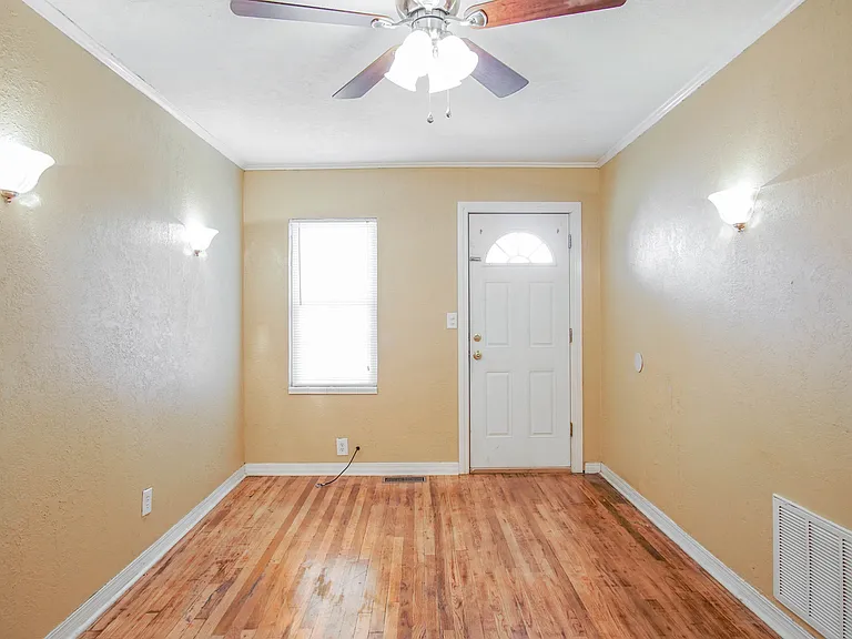 458 College Ave — Photo 2