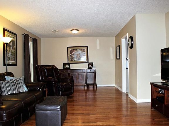 4th image of 2516 E Elaine Ave