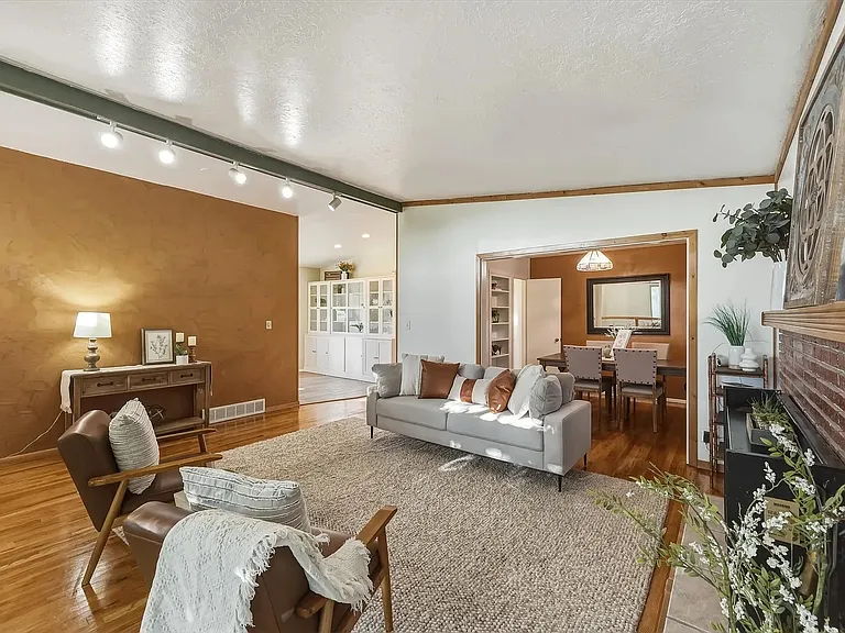 502 N Main St — Photo 10