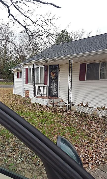 1st image of 124 Parker Dr NE