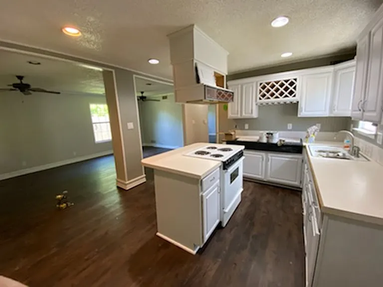 1107 Esma St — Photo 10