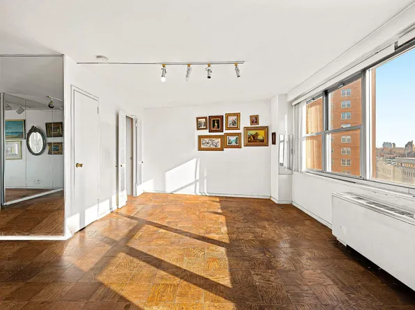 70-25 Yellowstone Boulevard image 9 of 28