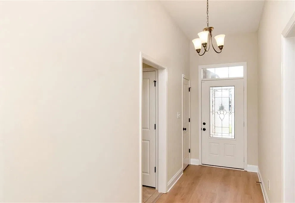 4 bed, 2.0 bath, 1856 sqft, $2,400 — Photo 2