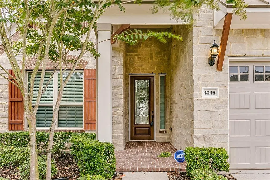 3 bed, 2.5 bath, 2972 sqft, $2,950 — Photo 3