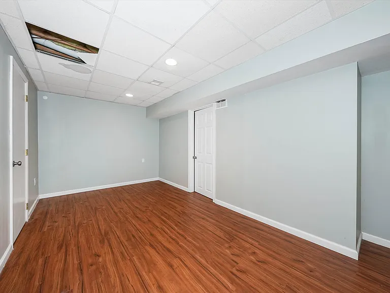 8 Foxtail Ct — Photo 33