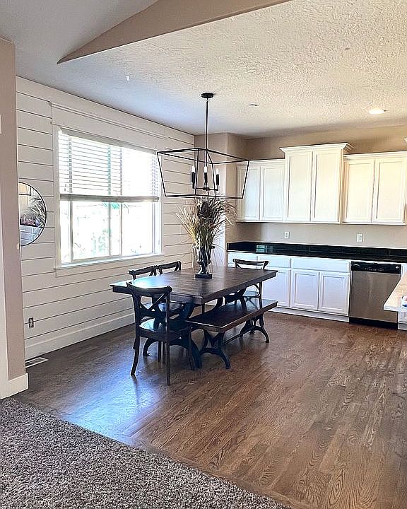 1st image of 6 W Park Dr