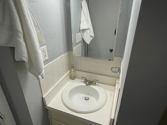 5th image of 209 Greene St #B