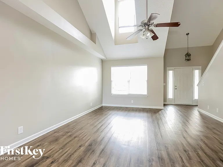 1304 Sunray Dr — Photo 3