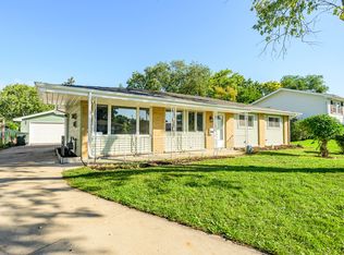 680 Evergreen Ln, Hoffman Estates, IL 60169