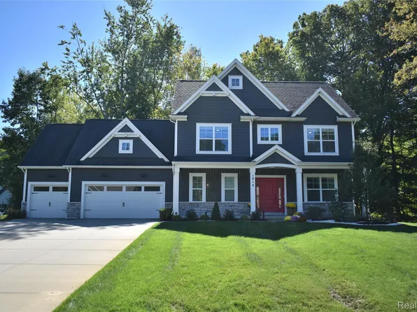 1014 Woods Edge Dr, Hartland, MI 48353
