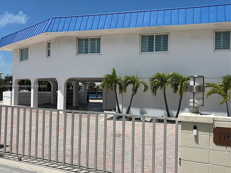 7760 Aviation Blvd — Photo 9