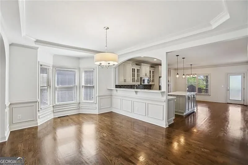 6 bed, 5.0 bath, 5687 sqft, $4,999 — Photo 4