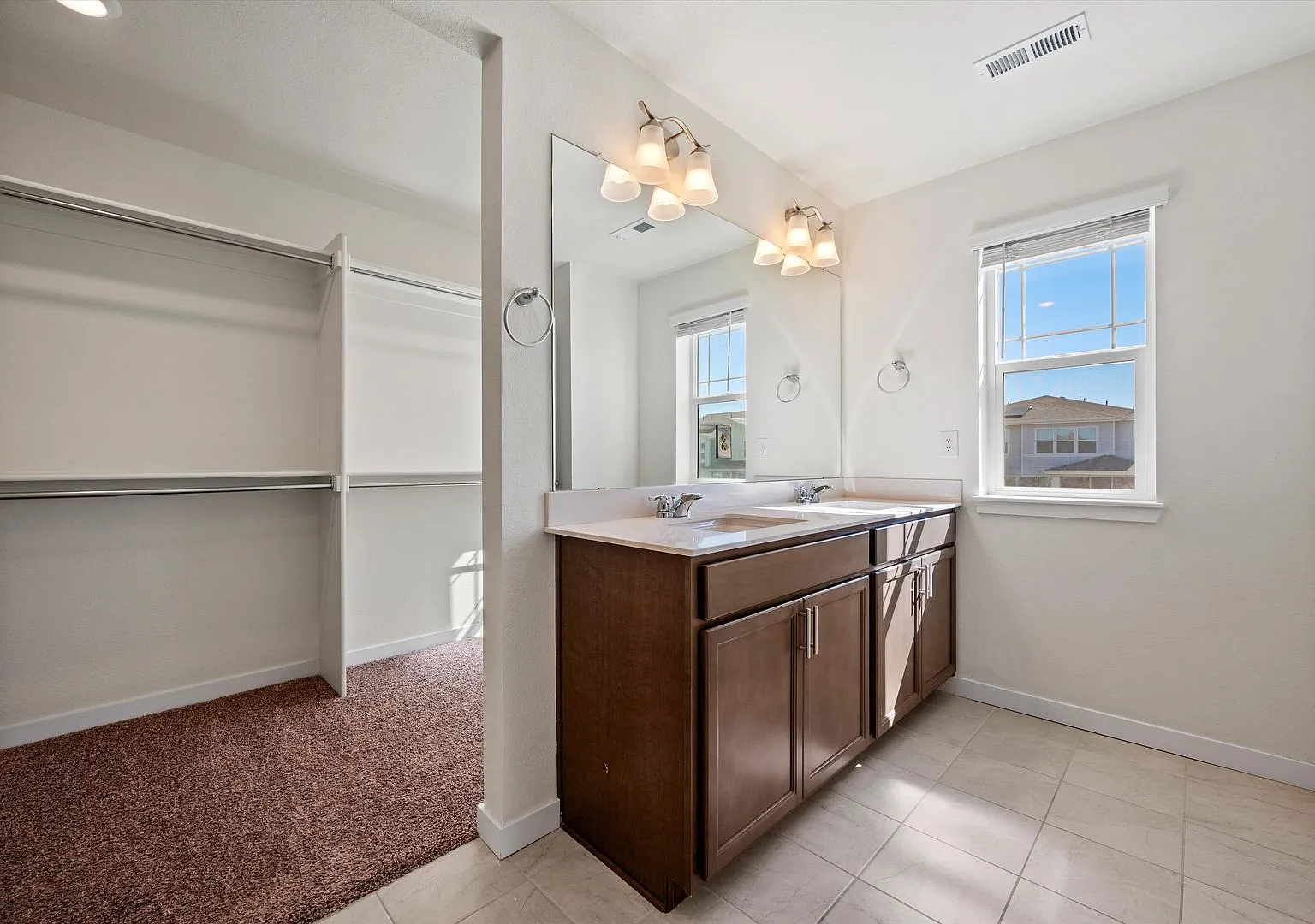 Beautiful 4-Bedroom Home in Aurora Modern Finishes & Great Community — Photo 3