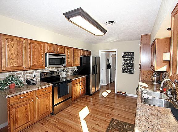 5th image of 908 Sun Valley Dr