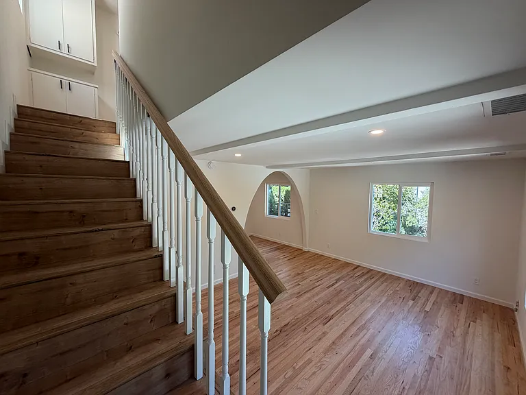 8535 Lookout Mountain Ave — Photo 15